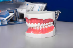 Dental Implants Vs. Dentures: How to Make The Right Choice_FI